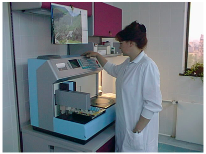 Лаборант Г.П. Кубанова работает на биохимическом анализаторе